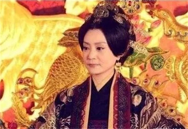 公元前64年，汉宣帝妃子王婕妤正在梳妆打扮，皇帝带着太子突然驾到，王婕妤匆忙迎驾