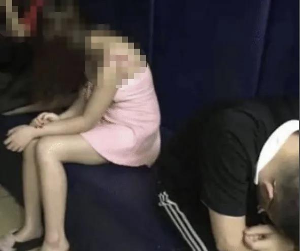 西藏，一男子住进酒店，闲来无事，见门缝塞进一张卡片，就联系上面的女人付了300元