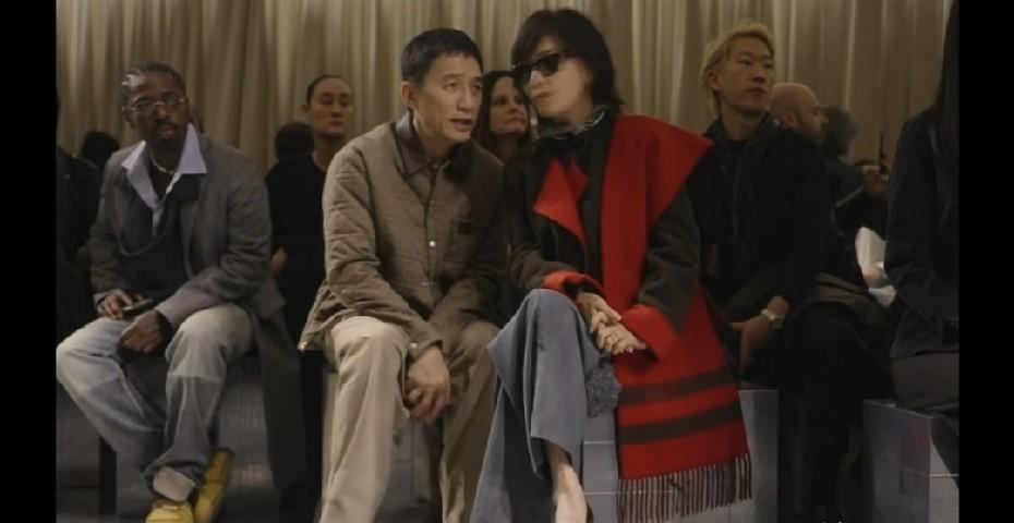 千万別找性格互补的人结婚。看看刘嘉玲和梁朝伟在Dior秀场：她谈笑风生，他沉默