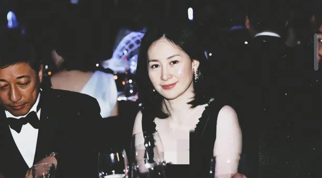 何超琼年轻时真的太漂亮了，名符其实的白富美。想想，像陈百强那样风华绝代的歌坛巨星