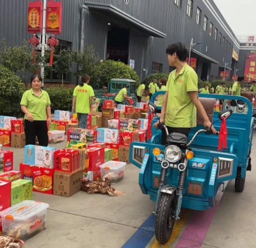 民企三轮车拉过节礼物是作秀吗？中秋过节公司发礼品要动用三轮车，这不是故事