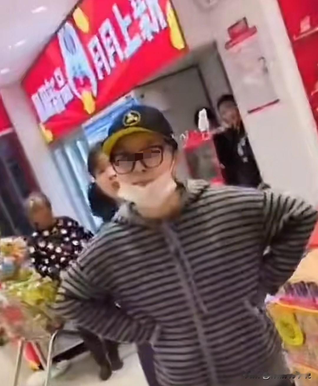 长见识了，原来平账是这么平的！三岁小孩跟着妈妈在“好某来”零食店购物，后来妈妈发