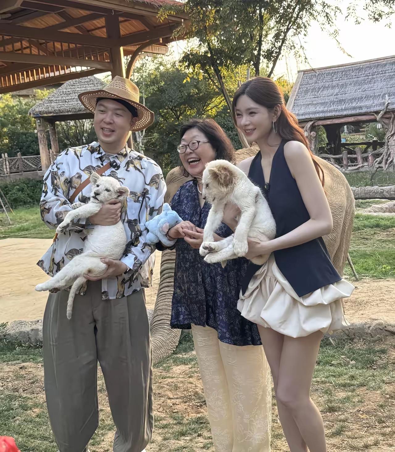 杜海涛沈梦辰带着爸爸妈妈一起去动物园，这一家四口看起来真的是太温馨，太有爱了
