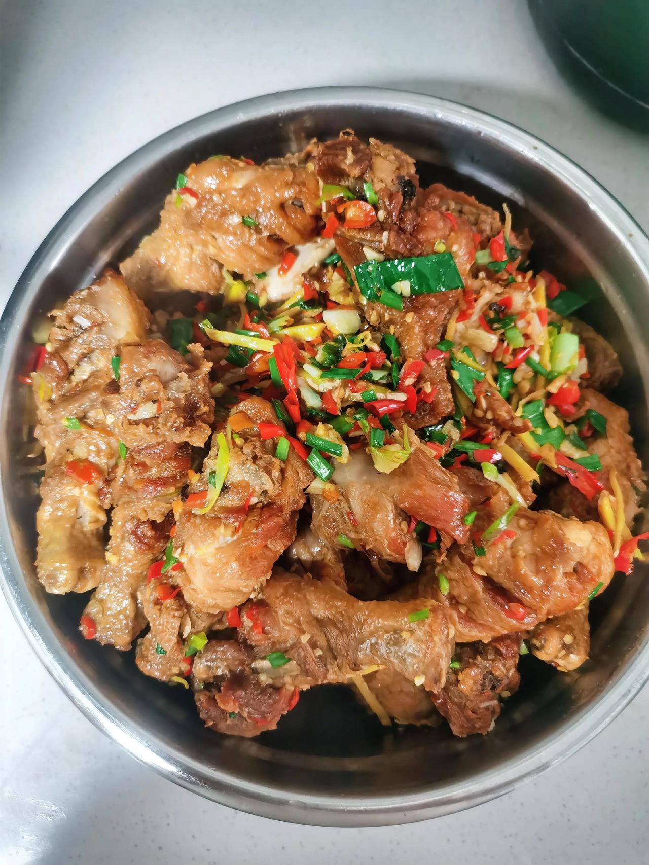 今日公司食堂菜谱：炸鸡腿素炒四季豆玉米红萝卜骨头汤。生活的酸甜苦辣咸是