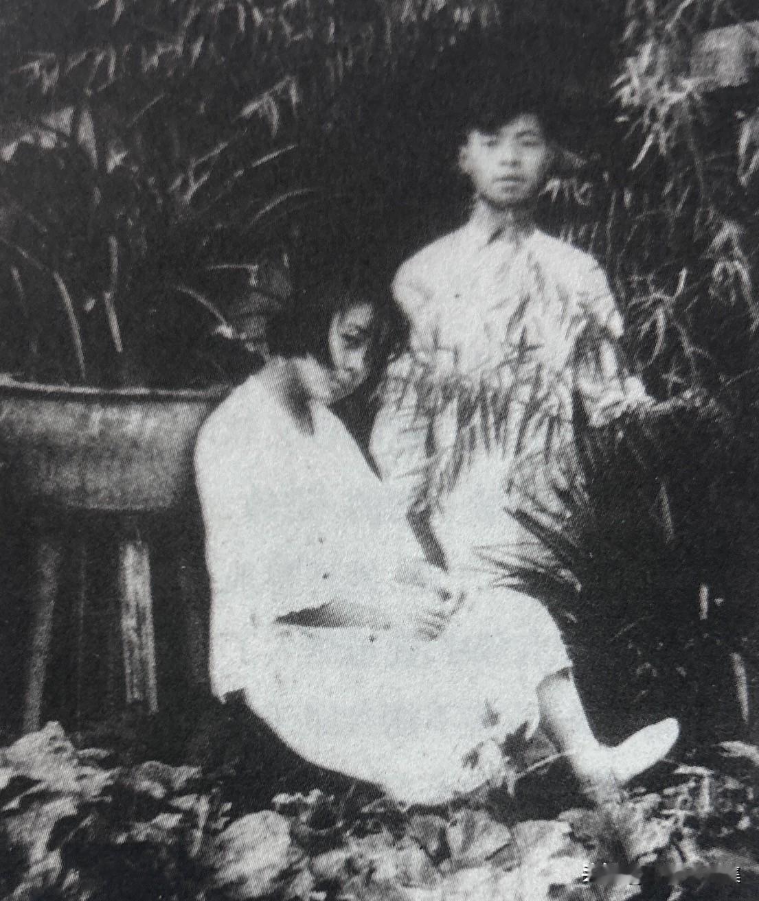 1928，年胡也频、丁玲在西湖葛岭合影。这段日子，两人几乎与世隔绝，将全部精力投