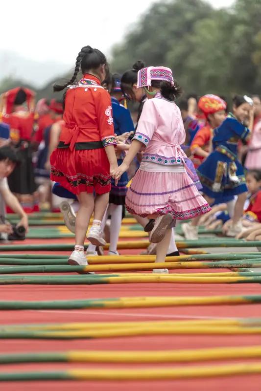 这回学校放假，学生旅游节一天，清明节一天，加上星期六星期日共放四天。有几个熟人碰