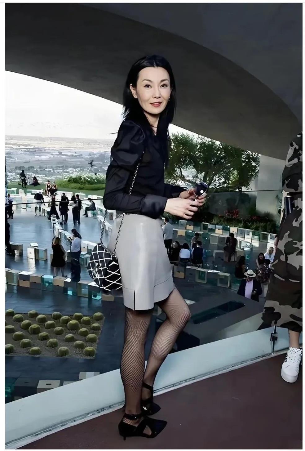 张曼玉，从早期清纯灵动的少女形象，到后期成熟优雅的文艺女神，张曼玉的美一直没变。