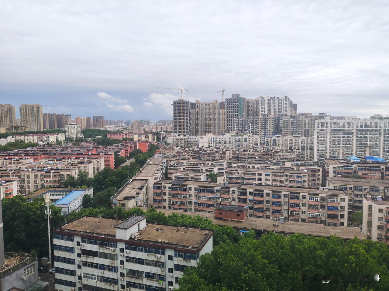 为郑州市的这场暴雨说点儿:从昨晚开始的这场暴雨来看，从下暴雨的那一刻起到现在的雨