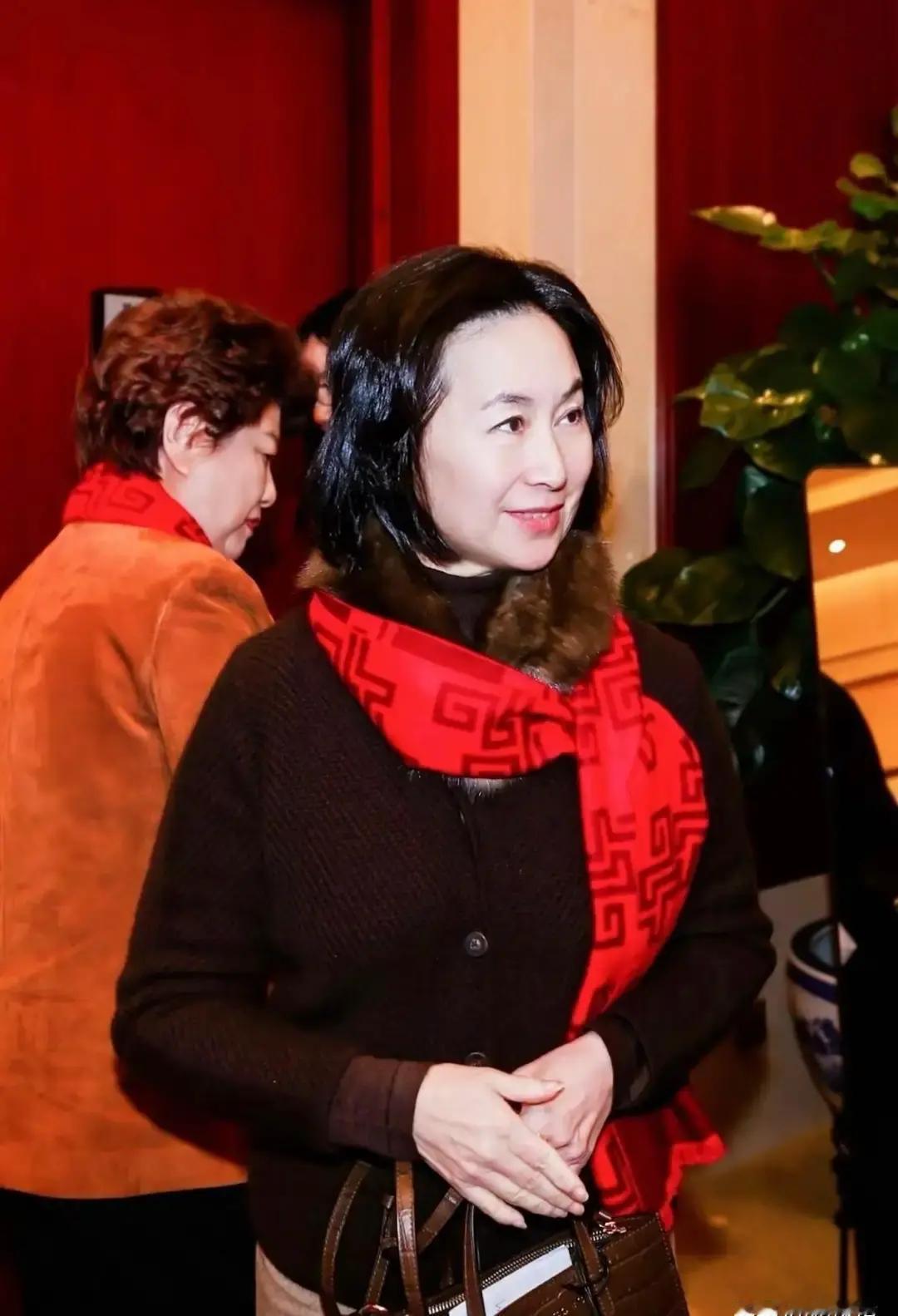 何超琼最硬的商业凭证，不是她的头衔，而是她的鼻子。你仔细看她的山根，直贯印