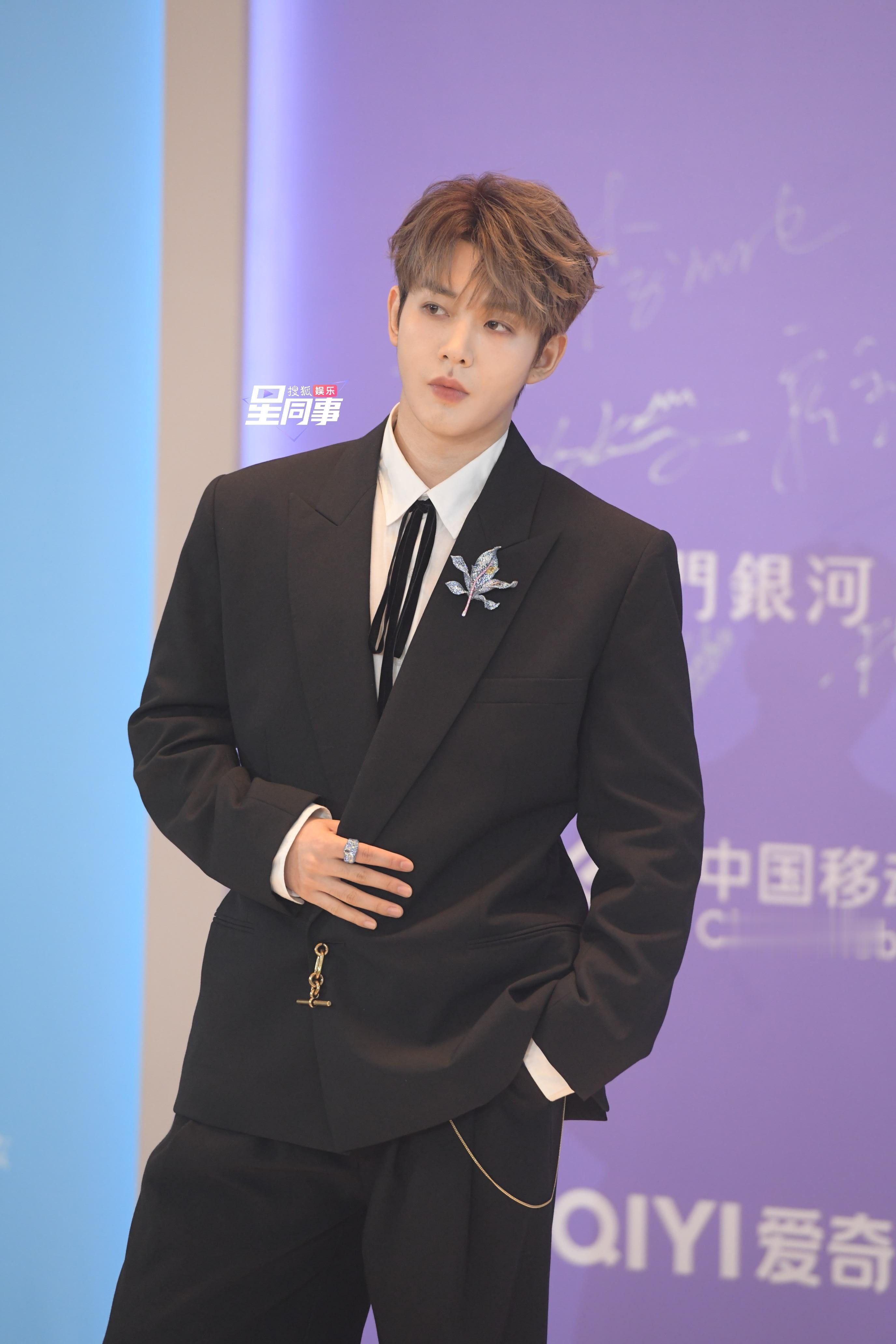 邓为尖叫之夜红毯生图掉落！谁家满分男快来认领邓为暗夜贵公子