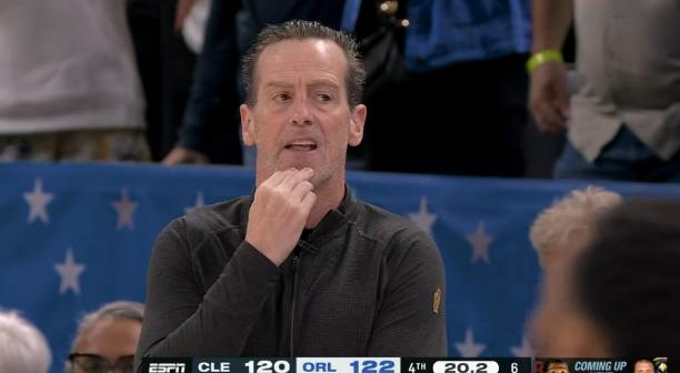 骑士主帅阿特金森真是太会夸人了！在昨天骑士客场以122：128输给魔术的赛后采访