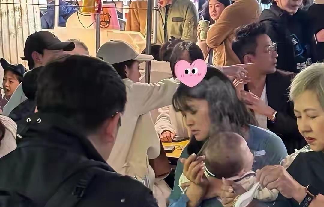 12岁玥儿和大S一个模子刻的，9岁箖箖酷似汪小菲，马筱梅再带娃吃地摊。