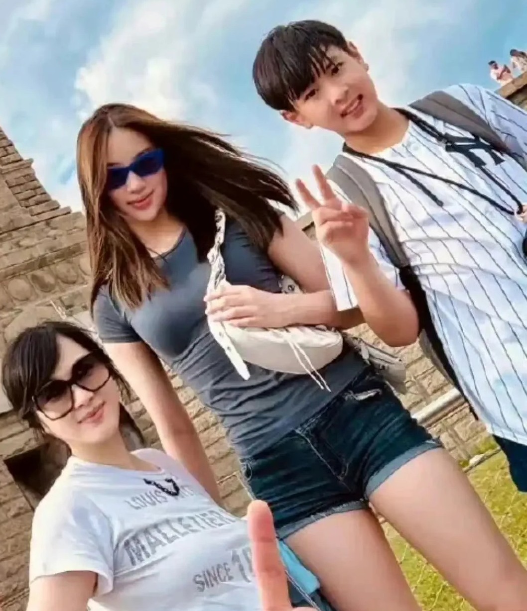 吴尊女儿内内已经14岁了！感觉星二代打扮得都偏早熟，他们上的是国际学校，里面的