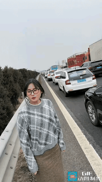 这一幕真的又尴尬又好笑，网友都笑喷了：高速大堵车，女子尿急憋不住，又不好意