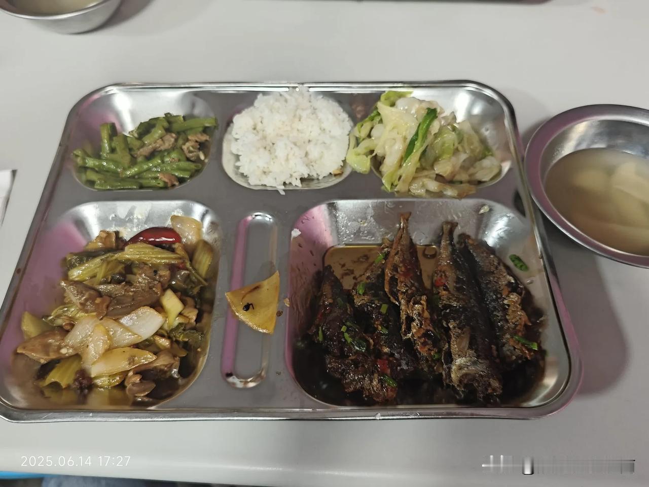 今天爽歪了，菜当饭吃。大概17点20分，和一个中方同事一起去食堂吃晚餐，来到档