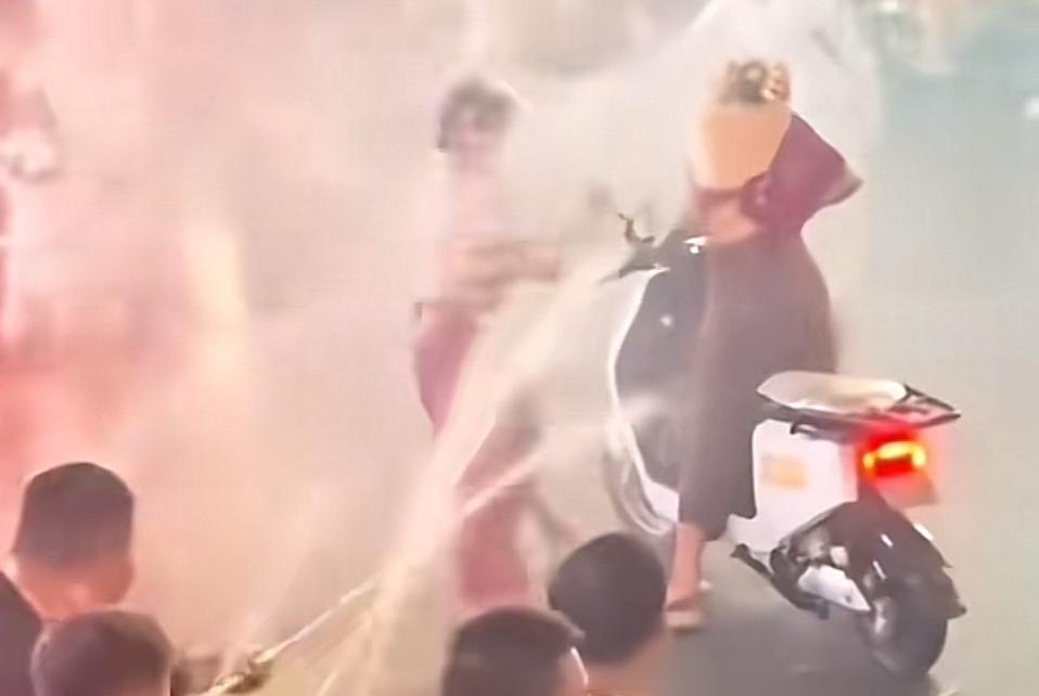 云南的泼水节非但是越来越变了味，而且也似乎是越来越没底线了！有网友爆料近日云南