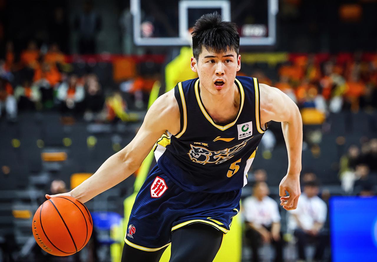 广东42分狂胜四川结束两连败！不过最惊喜的是小将陈家政单节20分5篮板，生涯