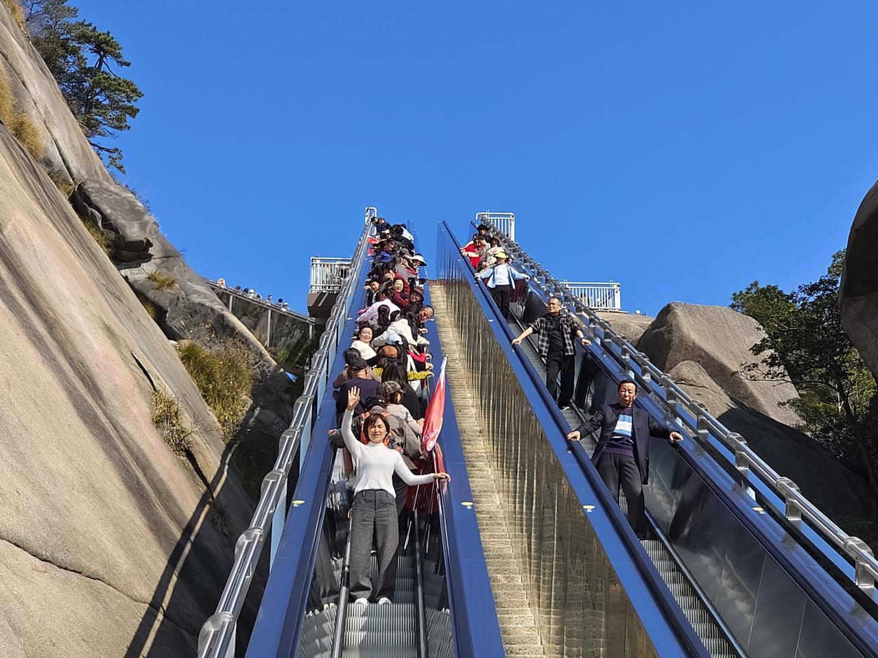 在上饶灵山为家国祈福，祝福国泰民安。上饶灵山位于江西省上饶市广信区，是国家级风