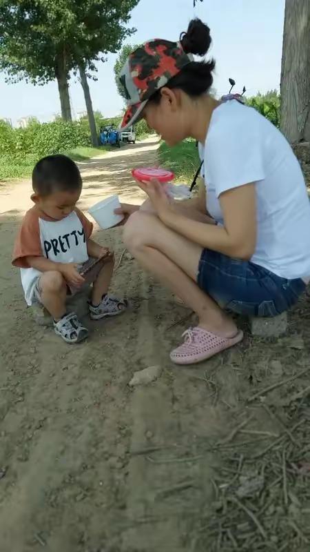62岁的老母亲，为了腿有残疾的儿子能娶上大学生媳妇，掏光了半辈子的积蓄，十几年来