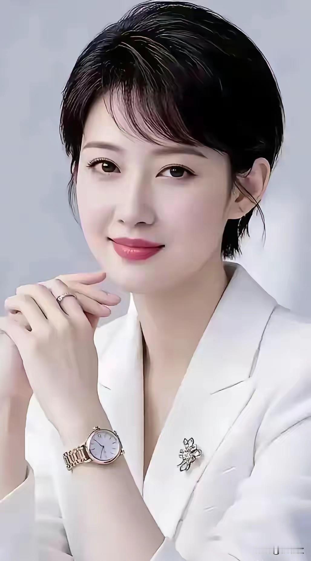 人是衣服马是鞍，关键看你怎么穿。文静素雅穿浅色，温馨浪漫穿红装。温柔似水