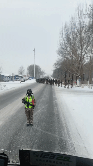一名货车司机在公路上偶遇一支部队军人冬季野外拉练。当时他们正在井然有序的排队过