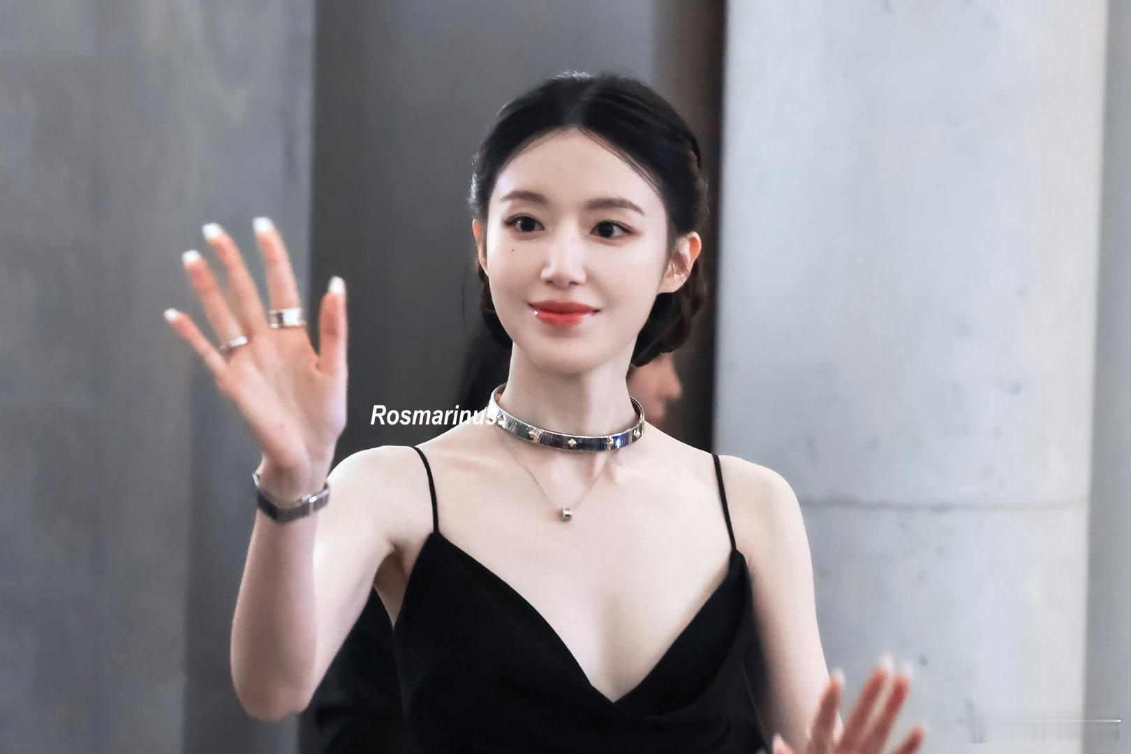 叶舒华黑裙叶舒华黑裙盘发连背影都是美的
