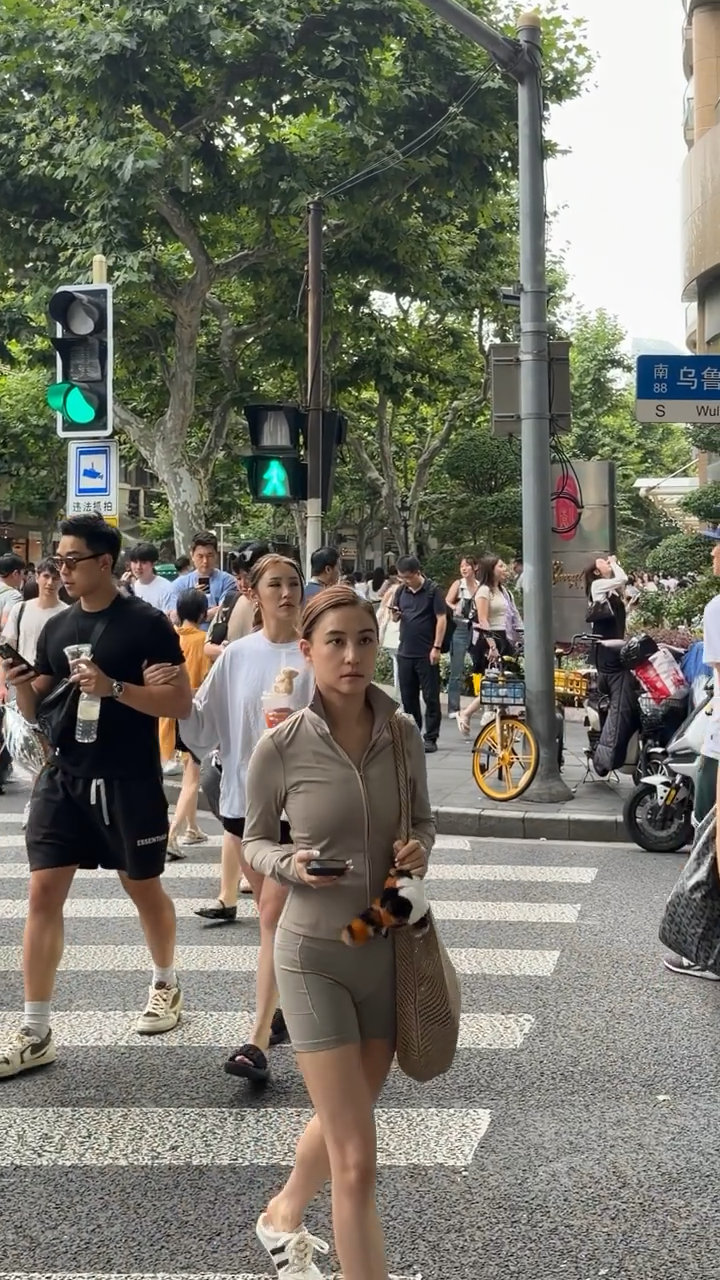 何超莲素颜逛街上海逛街偶遇何超莲多次在上海街头被偶遇的何超莲，每次都是素面朝天