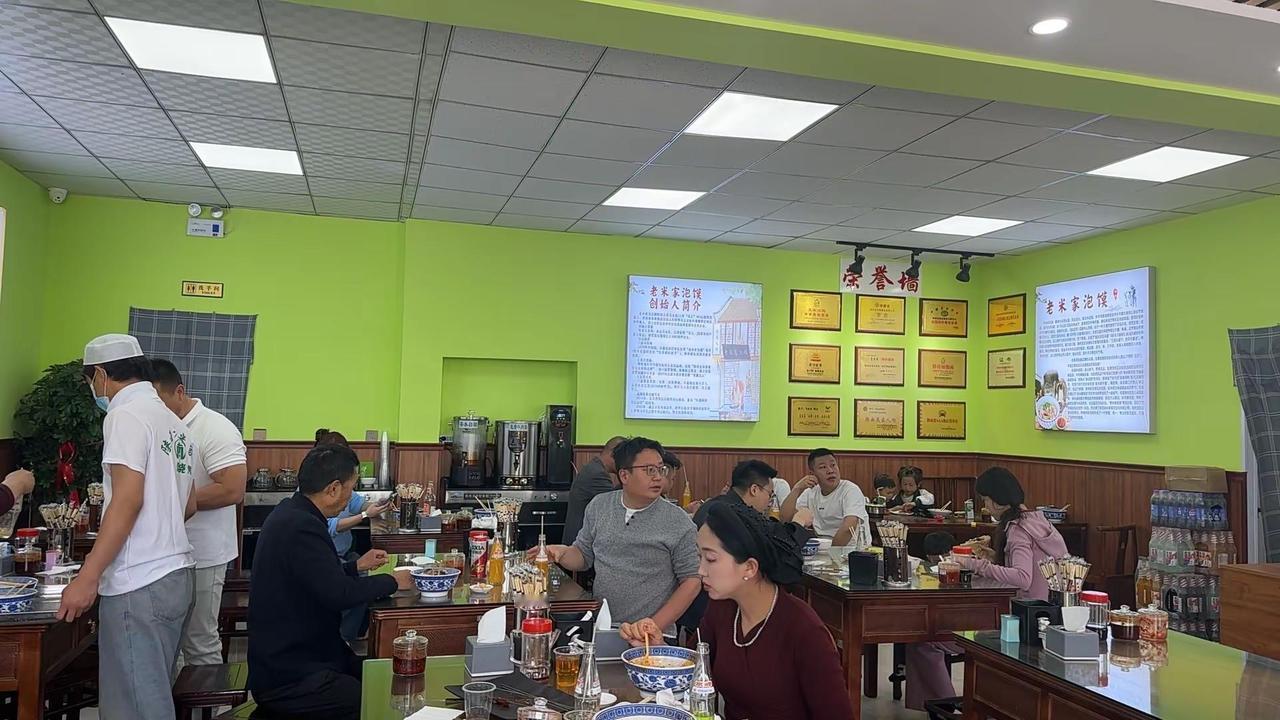 环境很好、老板非常热情，泡馍也好吃