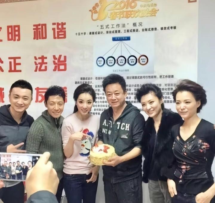 台下十年，台上十分钟，后台呢？你发现那张合照了吗？康辉、小撒挤在中间，笑得跟