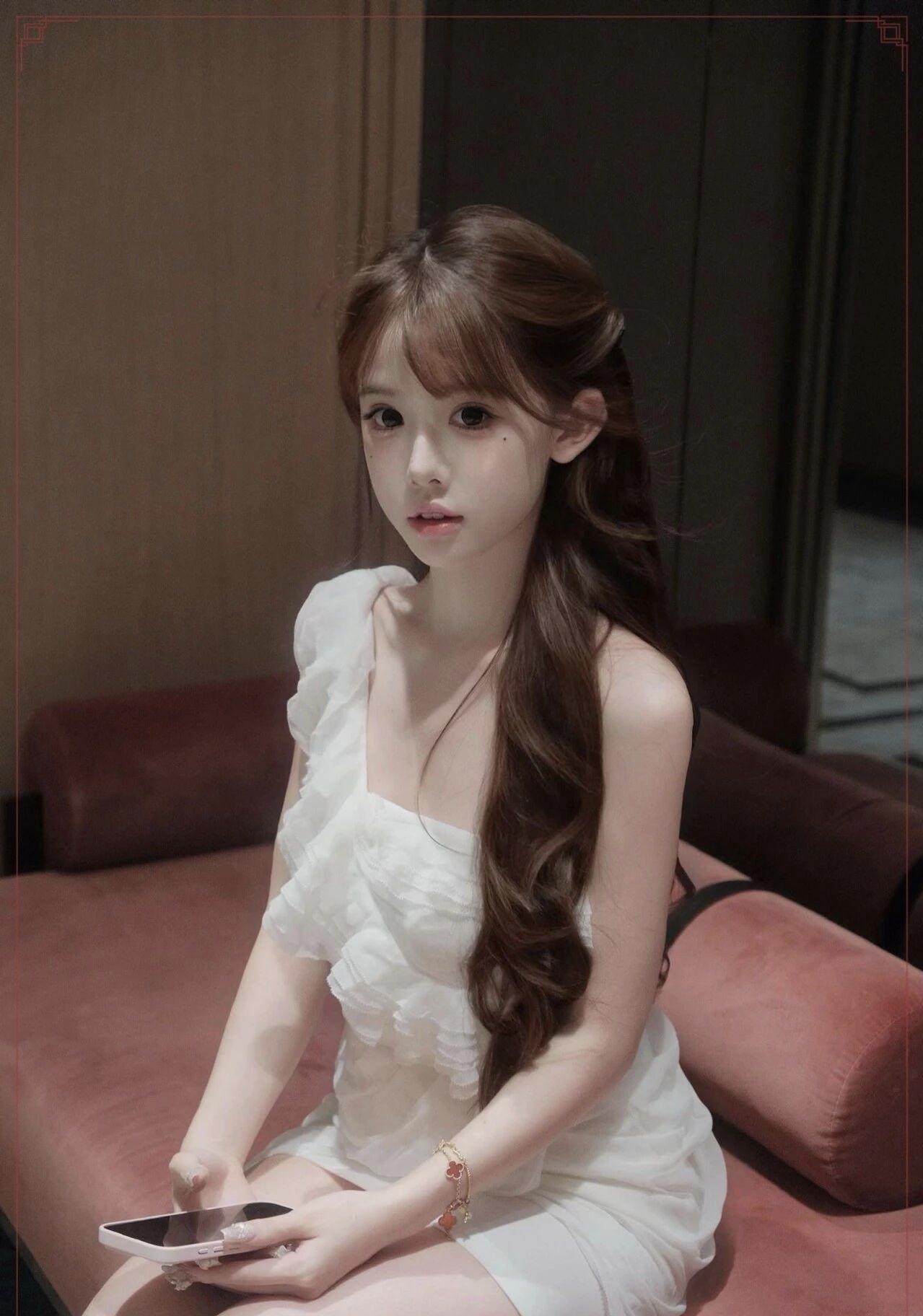 白裙与夜色撞个满怀，慵懒氛围感拉满✨