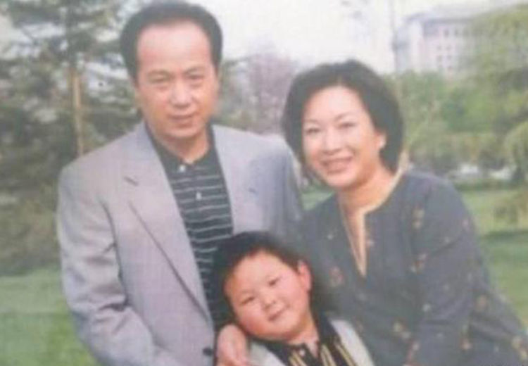 罗京去世十年, 妻子改嫁富商, 李咏去世半年, 妻子的婚戒十分抢眼