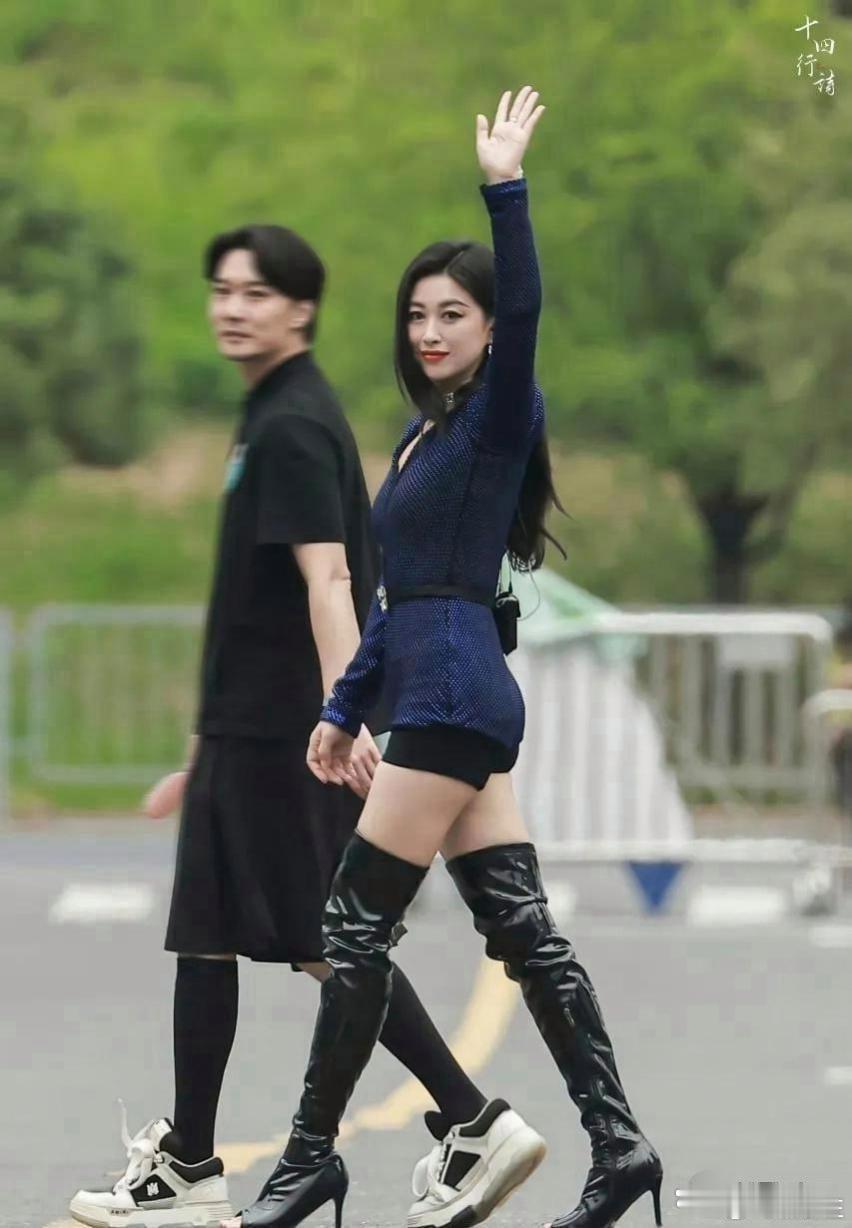 头一回瞧见露脚趾的靴子