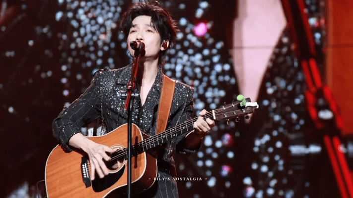 陈楚生姑娘再现吉他起火从海选到如今,一晃这么多年!陈楚生抱着吉他唱歌的样子,还
