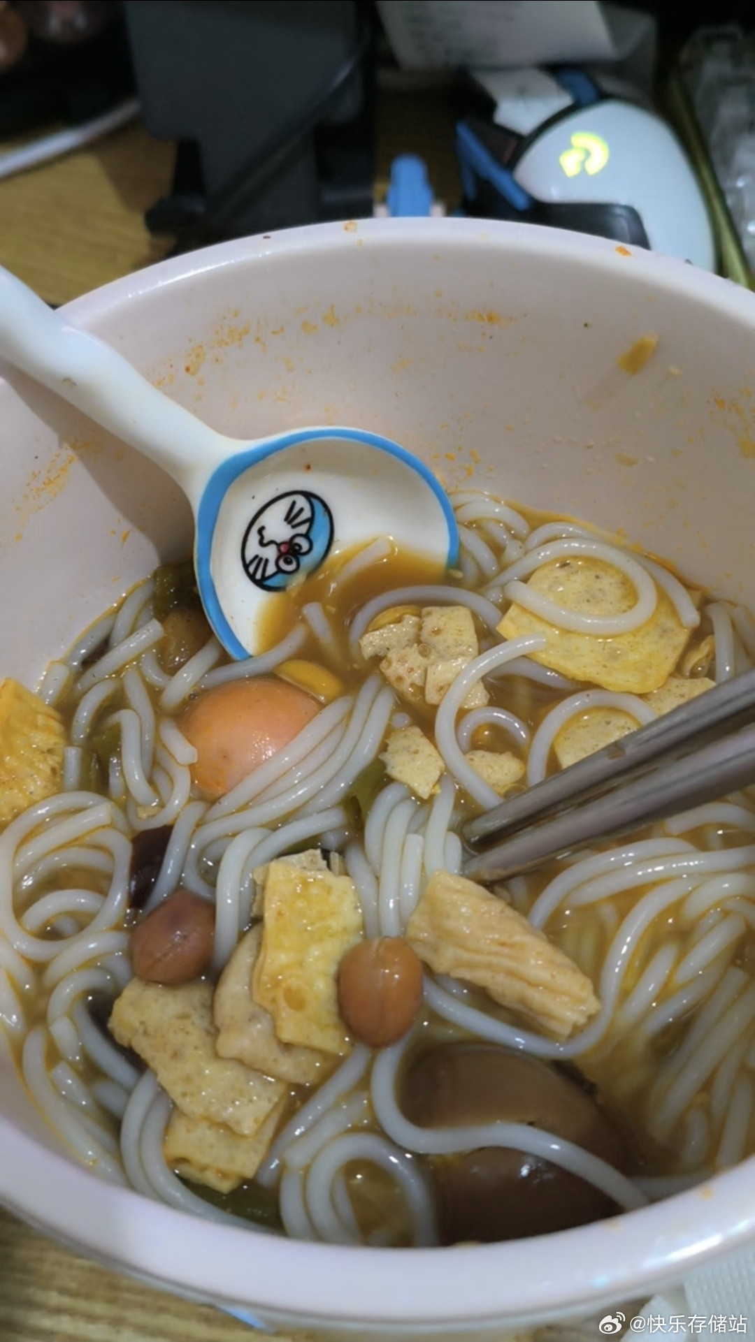 大家千万不要拿铁筷子嗦粉