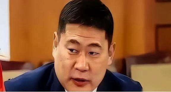 你去蒙古国待几天就会发现一个特别拧巴的现象。乌兰巴托街上的年轻人，嘴上骂中国骂得