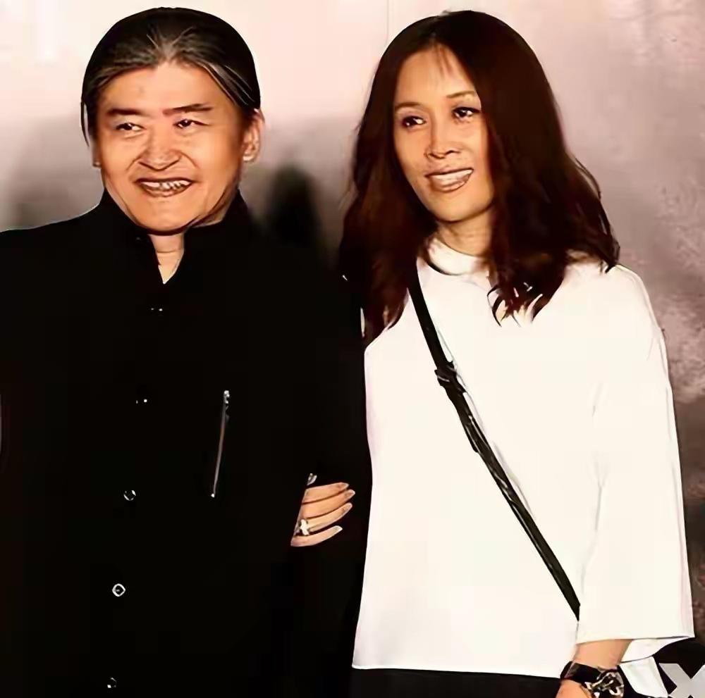 家人们，那英在成都演唱会唱刘欢《弯弯的月亮》那事儿有结果了。一开始网上吵翻了，有