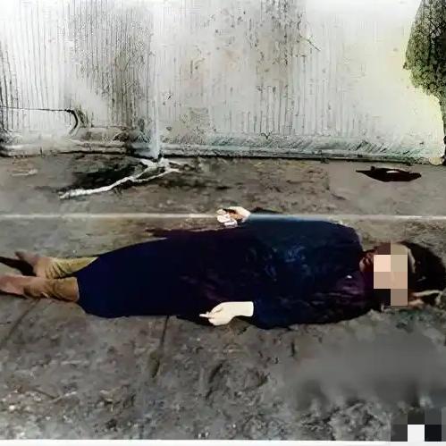 1925年，郭松龄的爱妻韩淑秀，躺在冰冷的地上，一张罕见的留影，此时的她已经没有