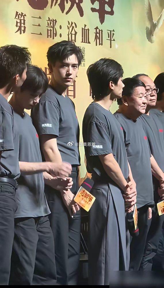 陈飞宇7天掉8斤，瘦得下颌线能切纸站张子枫旁边188对160，活像大人领着孩子进