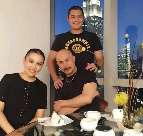 ☁1994年，徐锦江到云南拍戏，看到一位路过的女兵，心动不已，他跑去对女兵