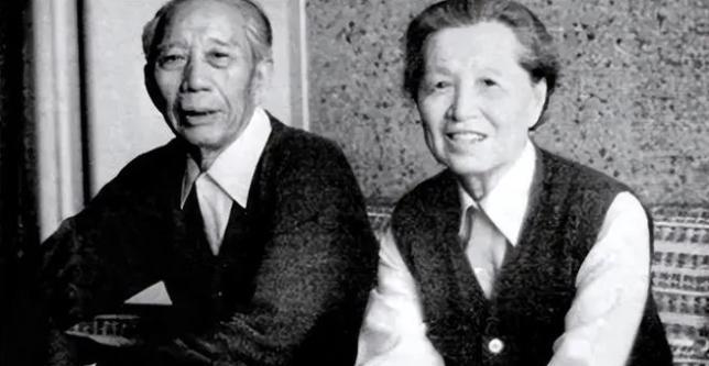 王震29岁还没成家，战友们笑他是“全旅唯一的铁打光棍”，贺龙实在看不下去了，笑着