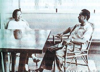 1968年一个深夜，周恩来刚躺床上，准备睡觉。警卫员关了灯，正要走出房间，总理突