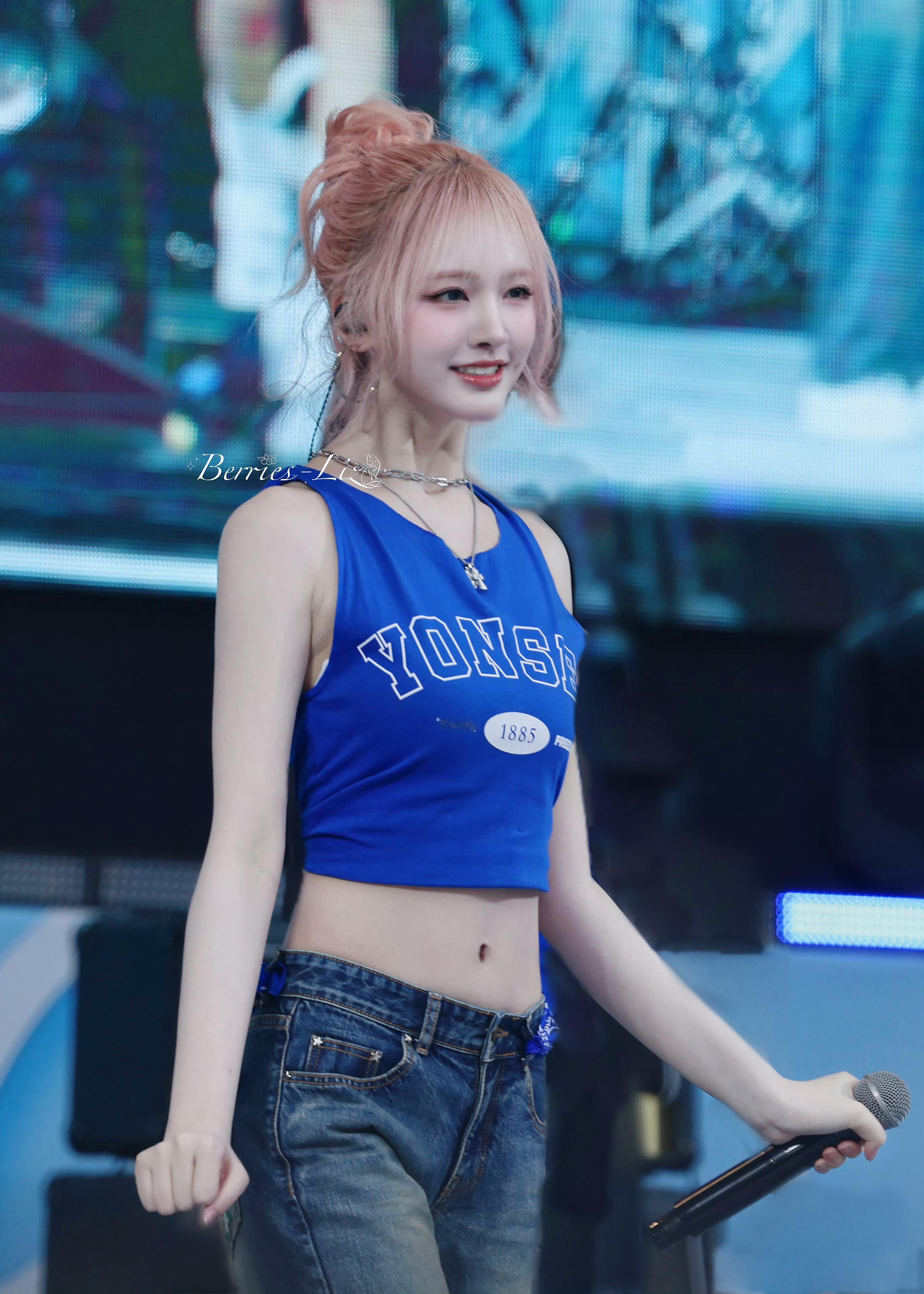 Liz现在已经这么瘦了小小的脸快装不下大大的五官了….cr.Berries_L