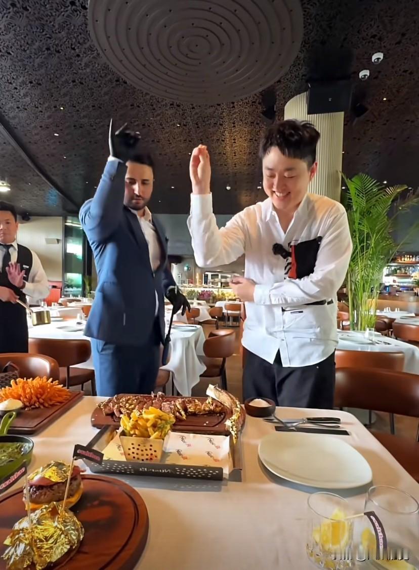 刘雨鑫来到迪拜撤盐哥哥的餐厅，服务员先拿了一本菜单给他点菜，介绍说：奥斯曼牛排，
