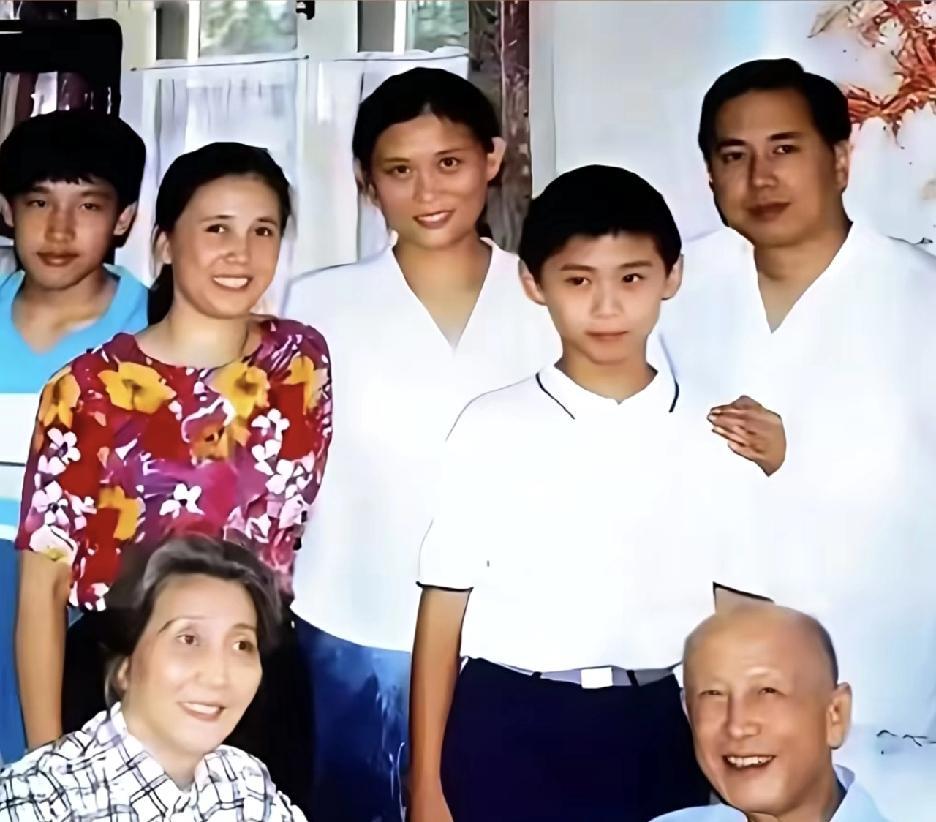 这张拍摄于90年代的全家福，定格了钱学森一家的温馨瞬间。画面中，钱学森与夫人蒋英