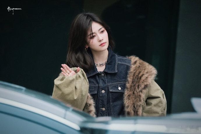 白鹿《宇宙闪烁请注意》今日上班路透🈶剪短了头发的复古美女