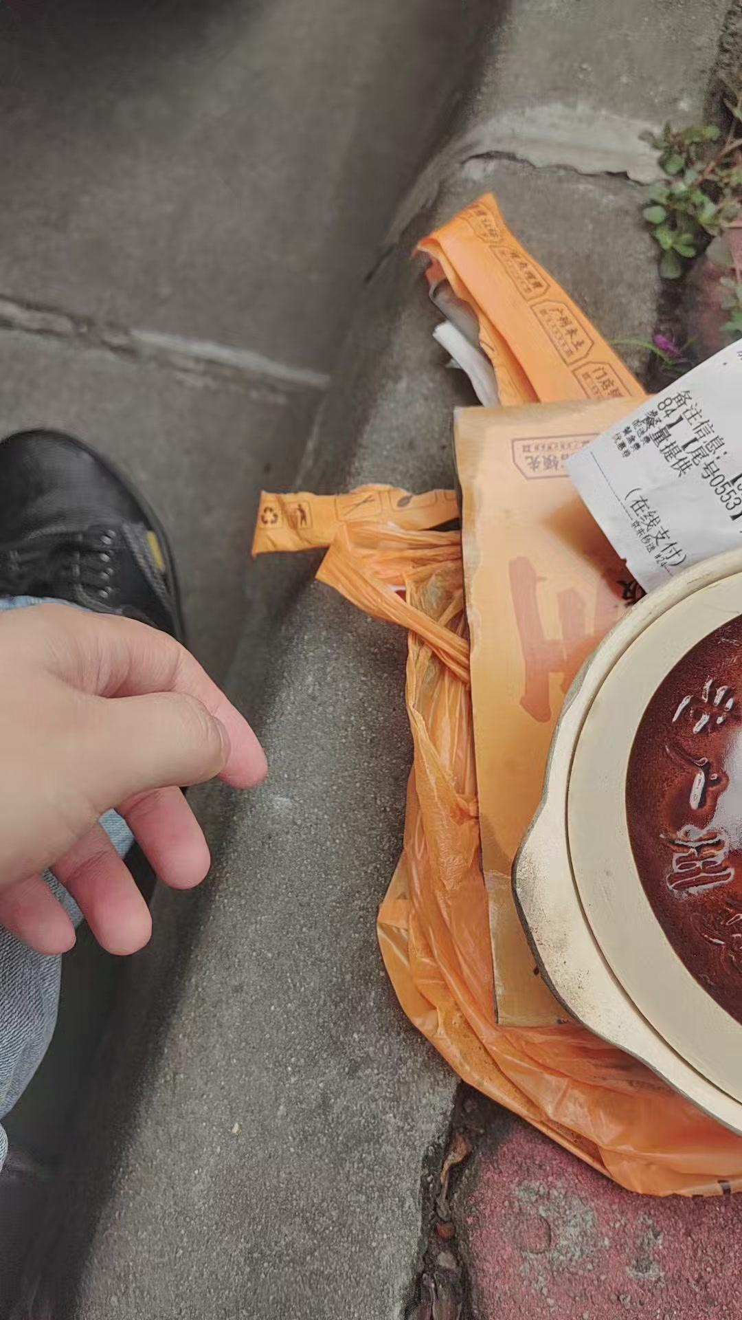 煲仔饭配锅？要还吗？🍚点外卖遇到煲仔饭送锅，我直接愣住！本来以为只是普通外卖