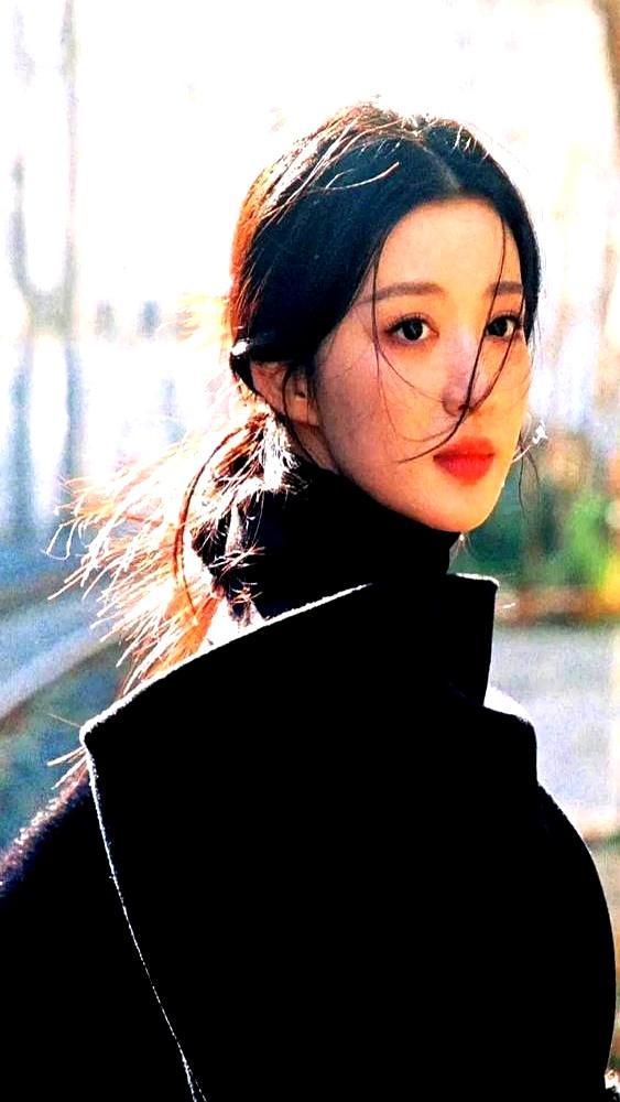 熬十年的资历，已敌不过二十秒的流量爆发。马年春晚，王楚然怀抱阮咸在风雪中回