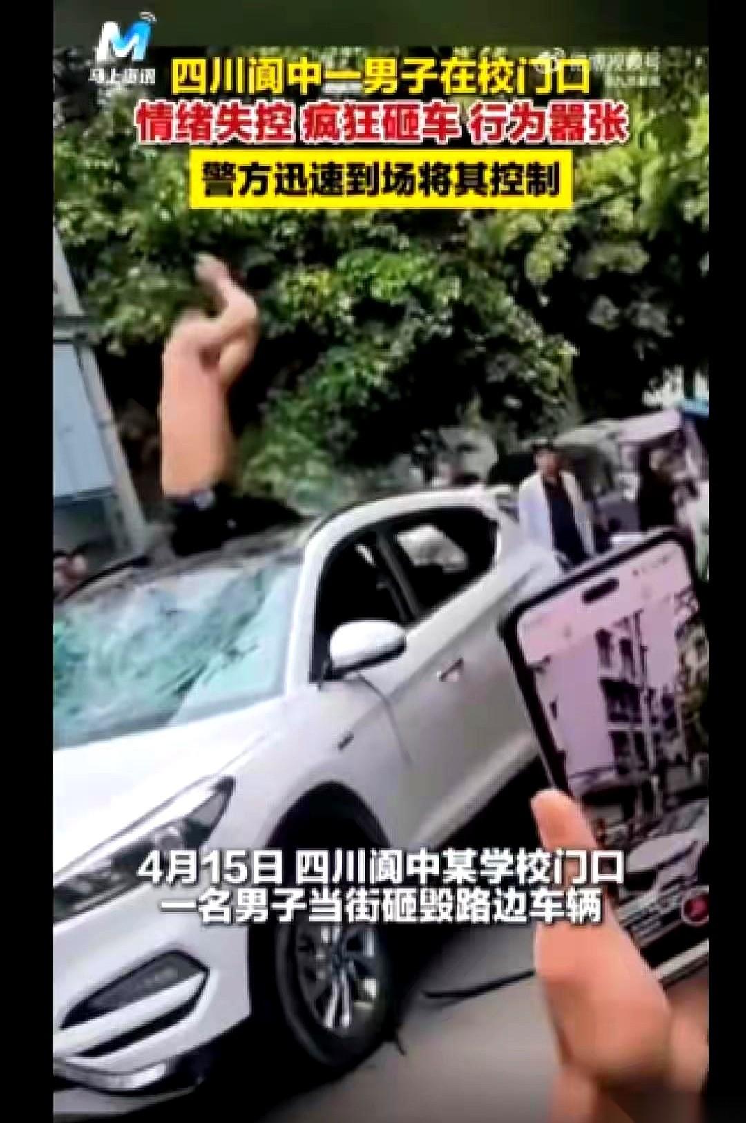 四川阆中，下午5点正是接孩子的节骨眼上，校门口挤得连个苍蝇都飞不过去。就在这一片