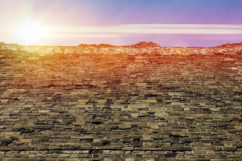 古代城墙不怕敌人爬，最怕下雨？以前看古装剧，总觉着守城最吓人的就是敌人架着云