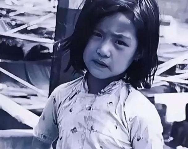 1937年，一个小姑娘落到了鬼子手里，鬼子急不可耐地就要霸王硬上弓，谁知，小姑娘